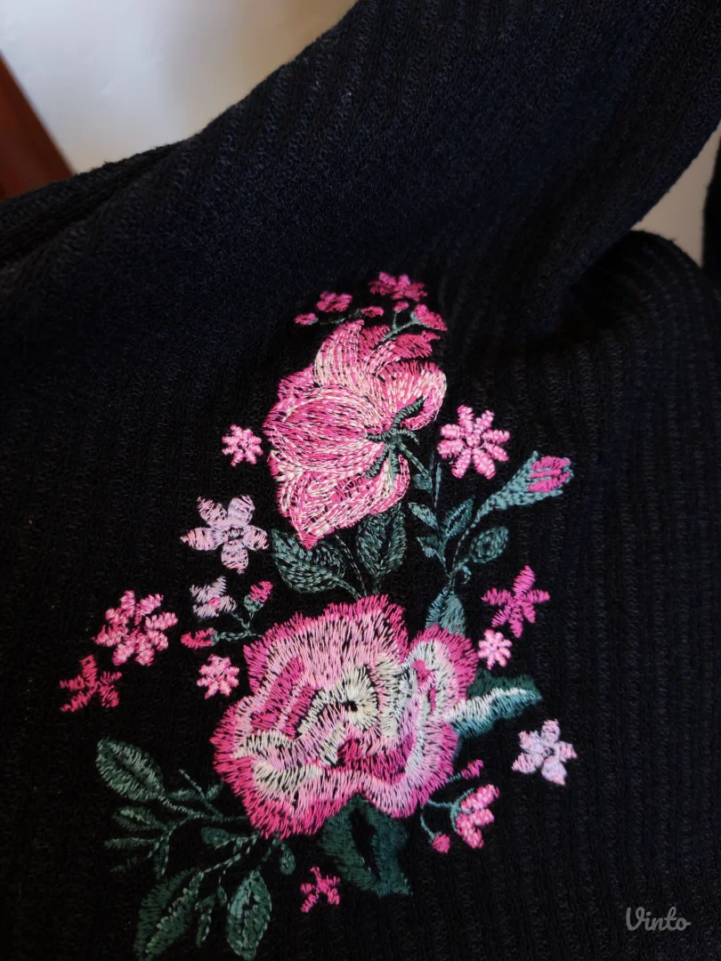 Crna rebrasta bluzica sa vezom