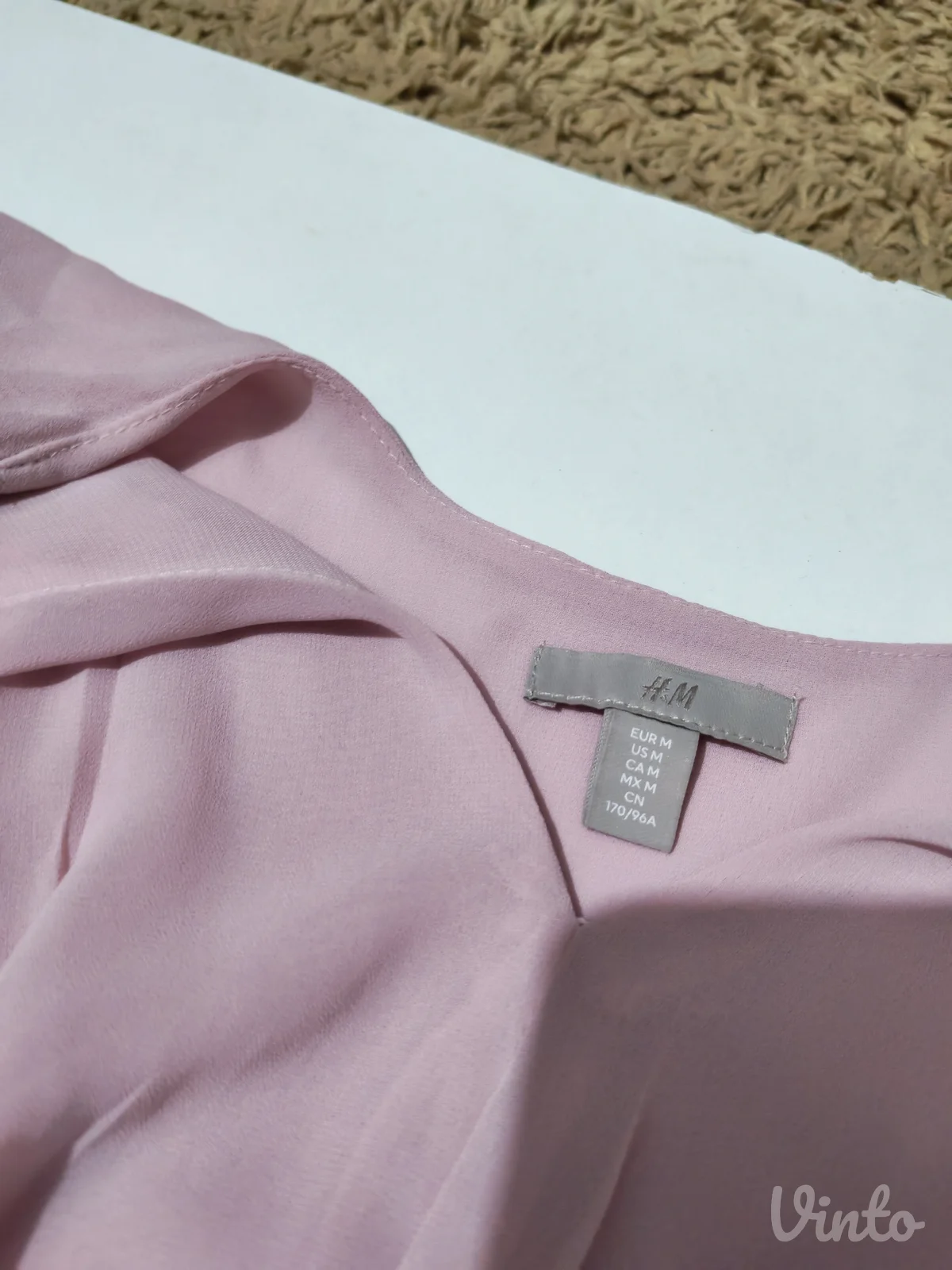 Elegantna puder roze bluza sa kaišem – H&M