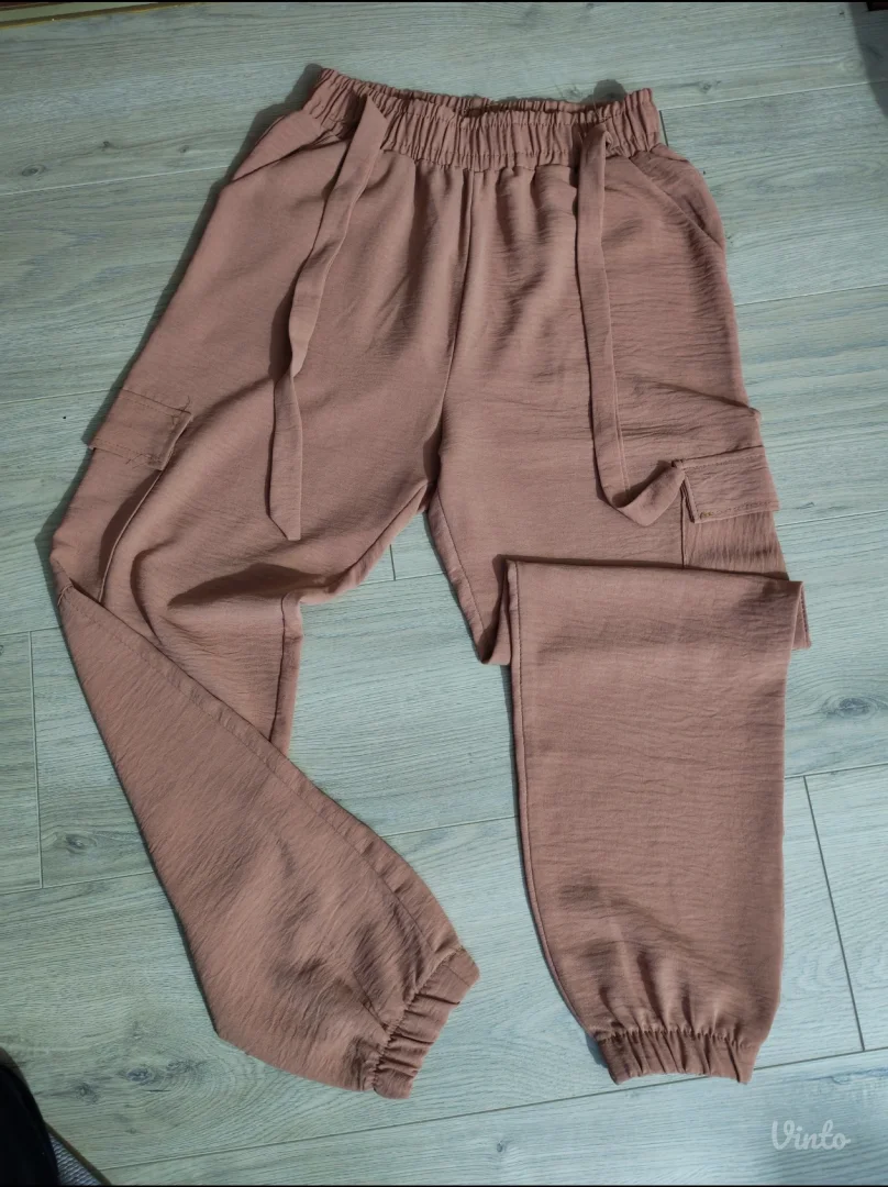 Kargo pantalone sa džepovima