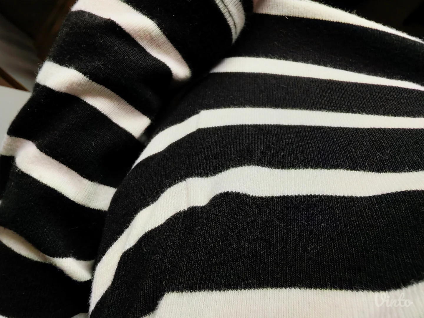 prugasta majica sa otvorenim ramenima