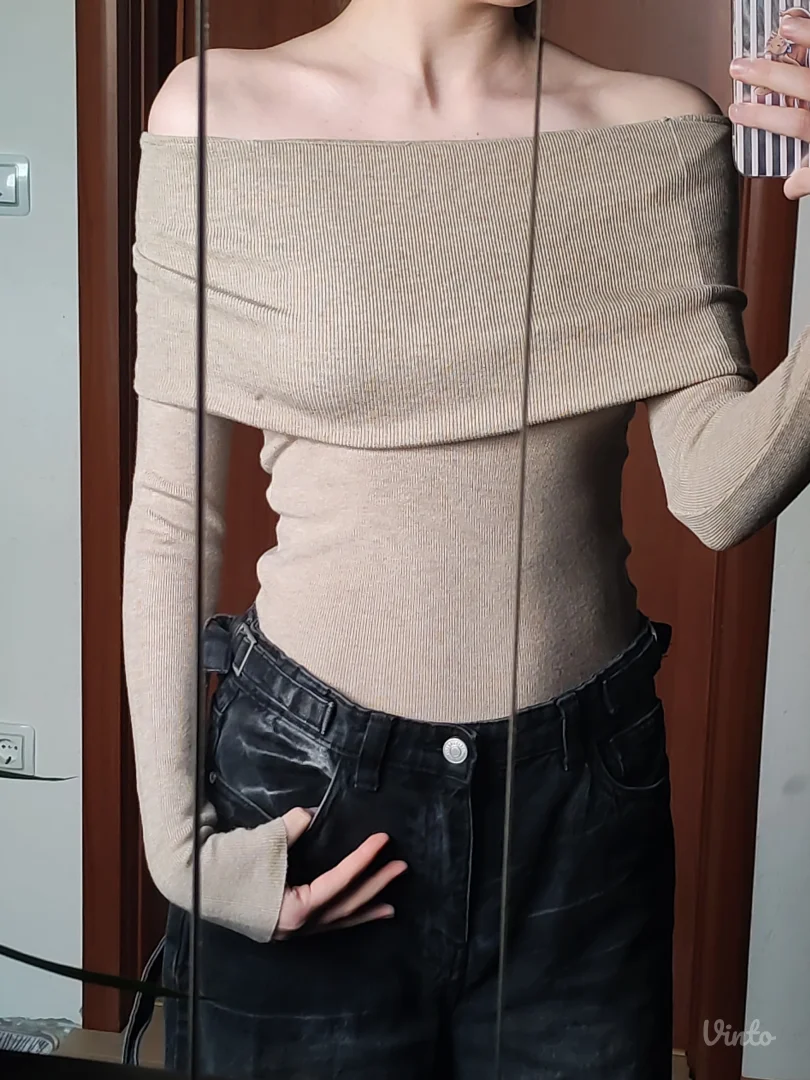 Bež "off-shoulder" rebrasti džemper