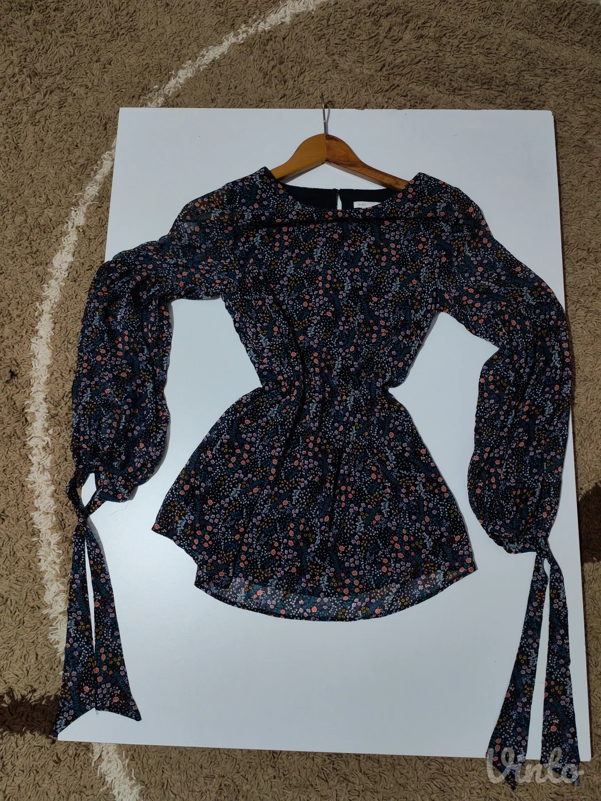 Cvetna bluza sa vezivanjem na rukavima – H&M
