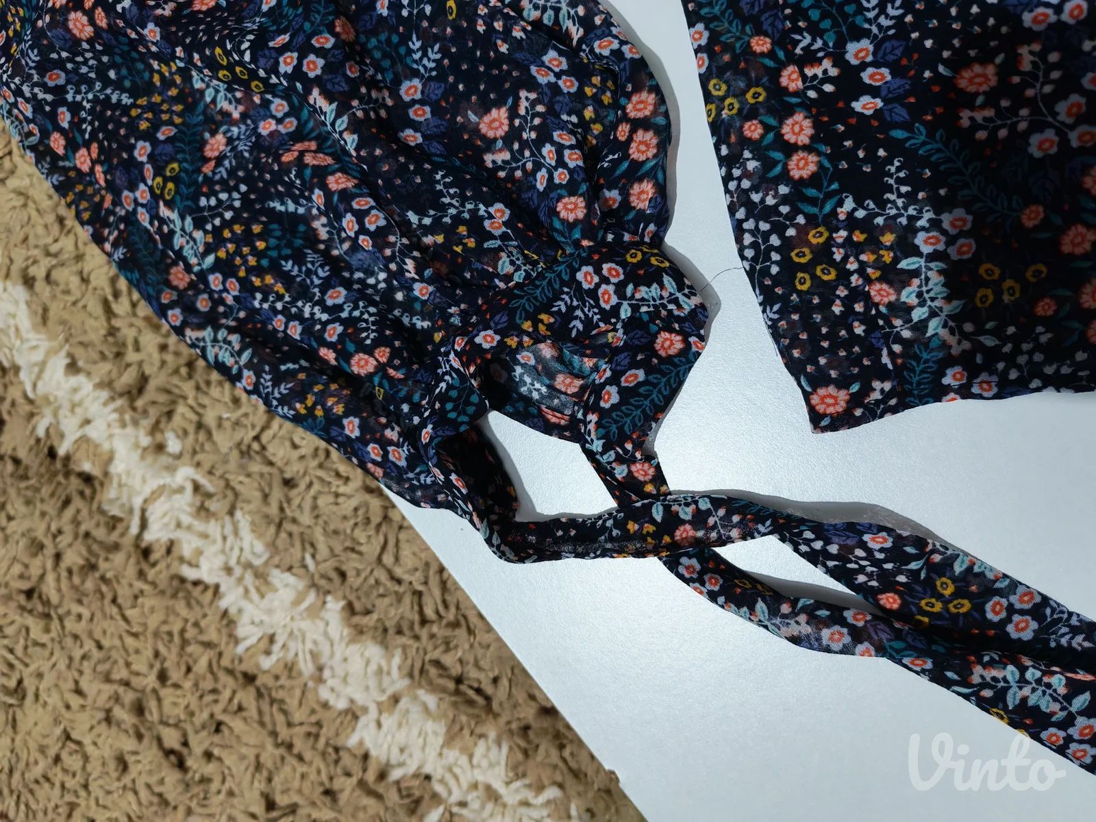 Cvetna bluza sa vezivanjem na rukavima – H&M