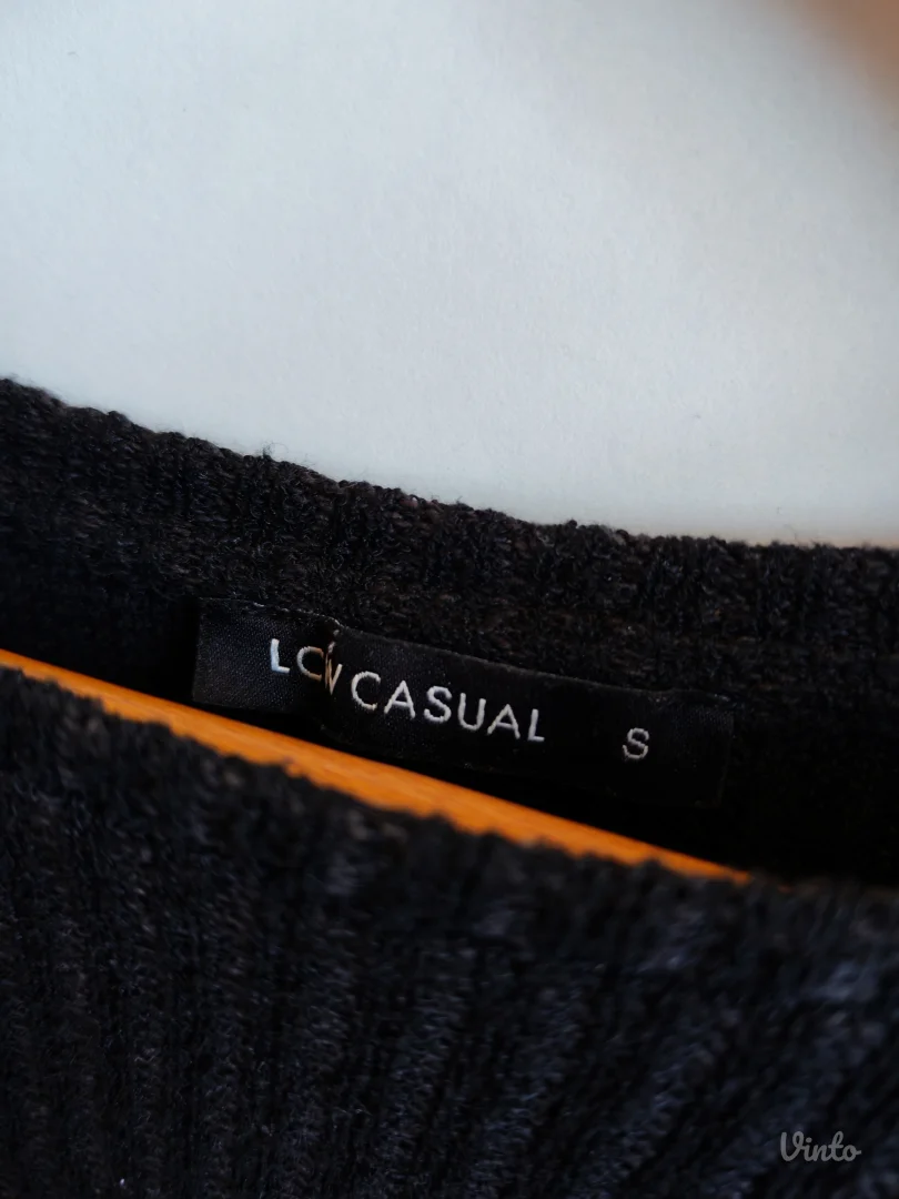 Crna rebrasta bluzica sa vezom