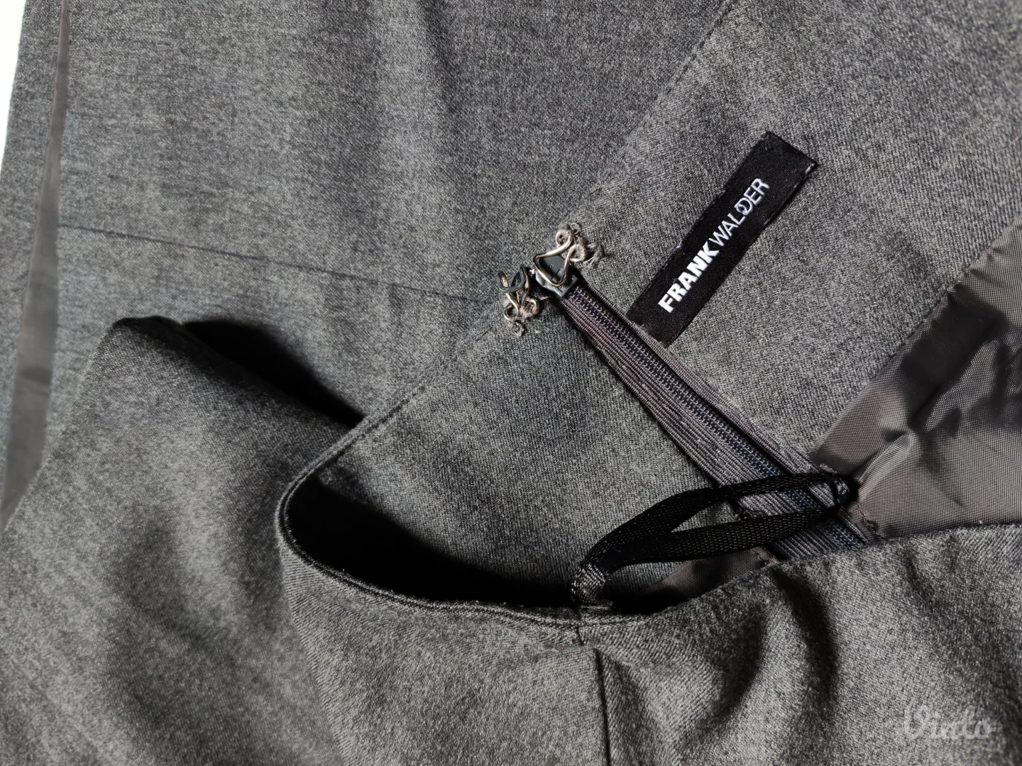 Frank Walder Siva Suknja