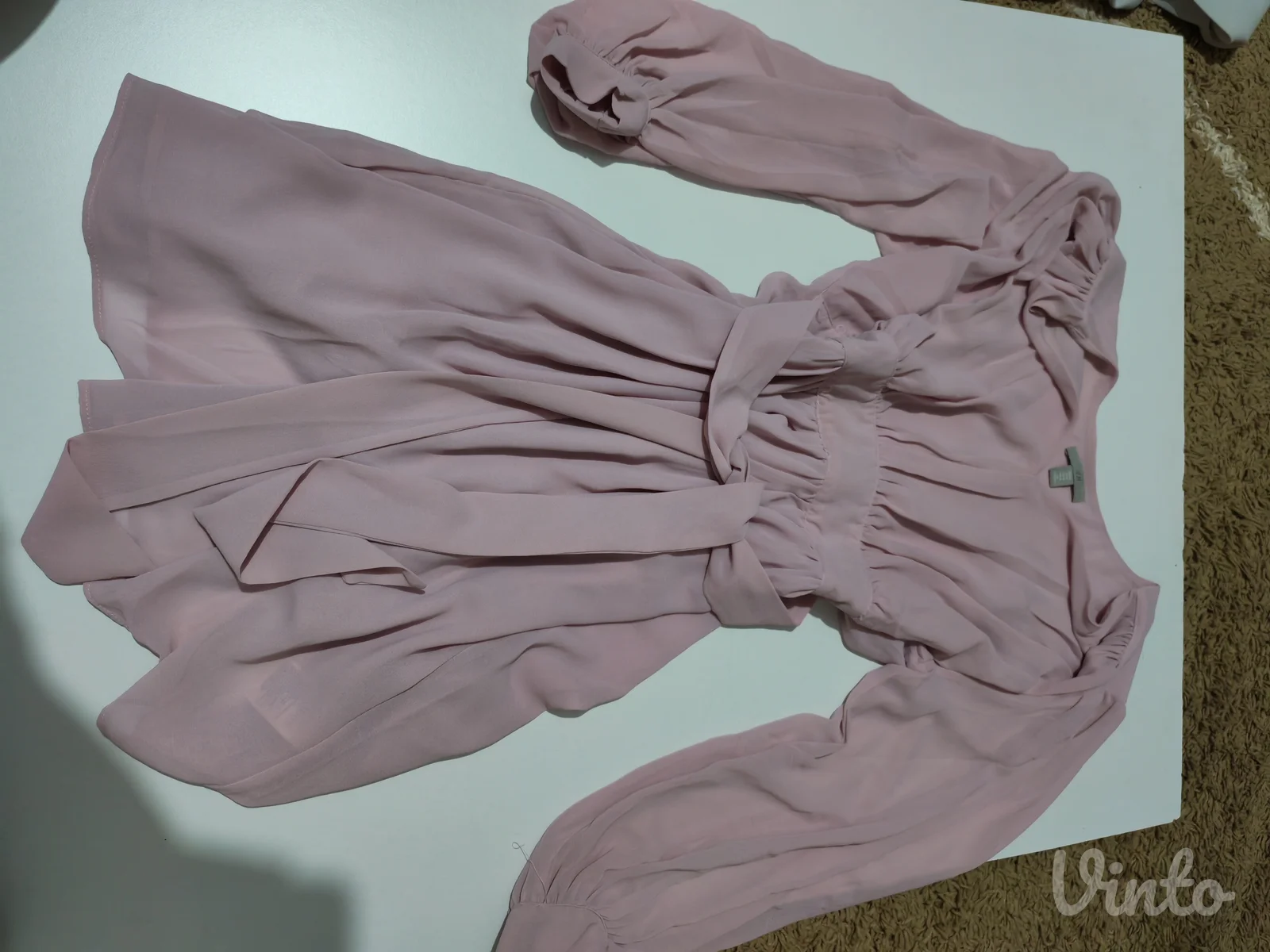 Elegantna puder roze bluza sa kaišem – H&M