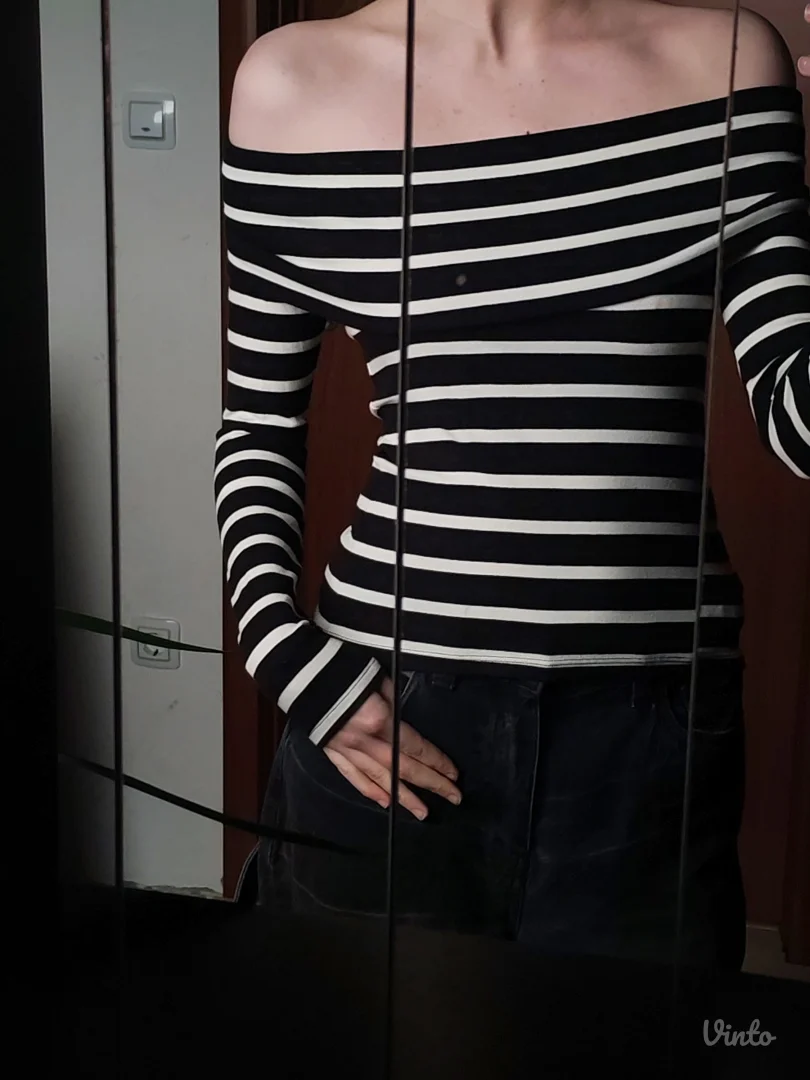 prugasta majica sa otvorenim ramenima