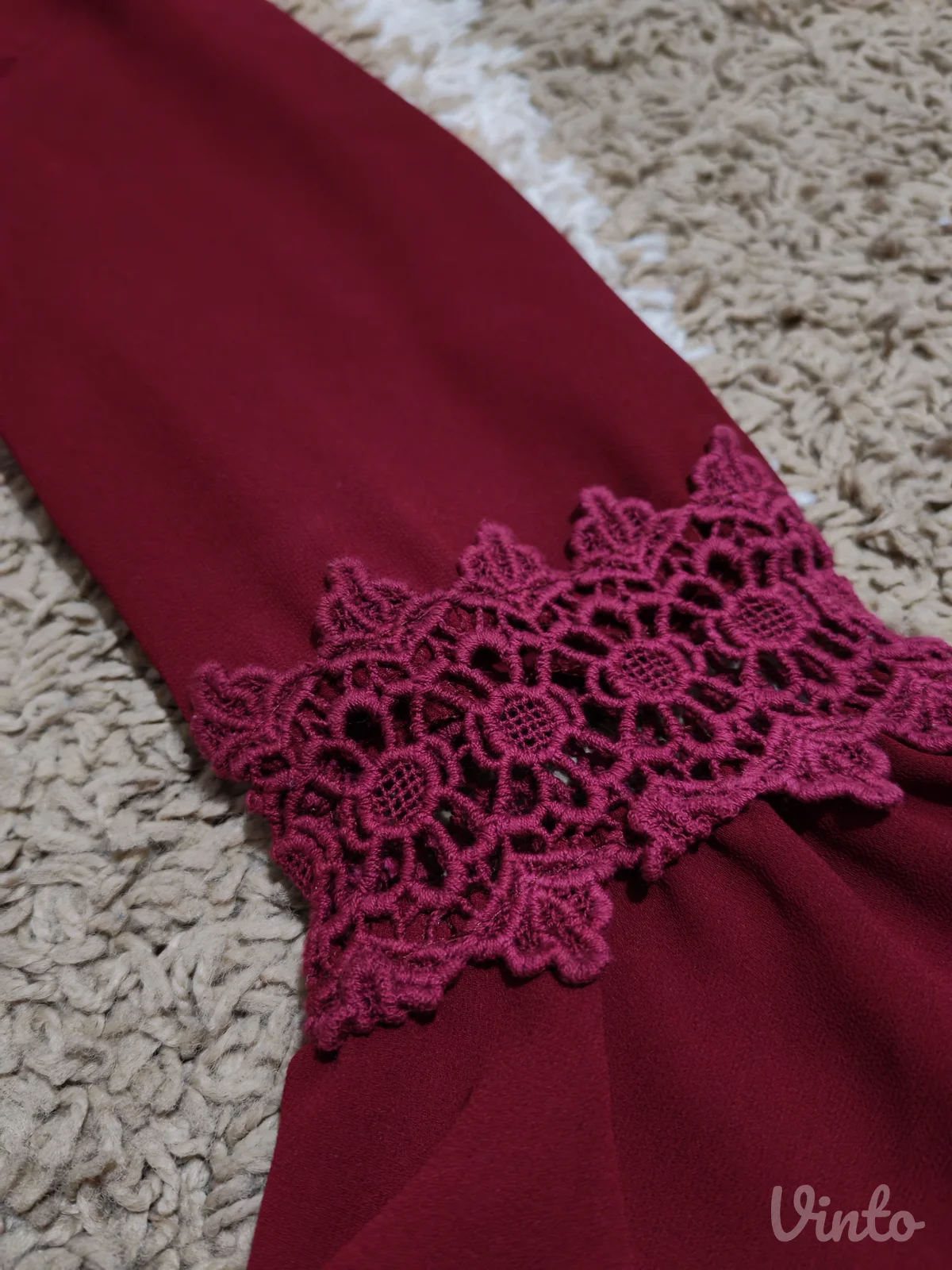 Elegantna bordo bluza sa čipkanim detaljima