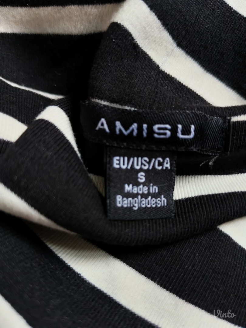 prugasta majica sa otvorenim ramenima