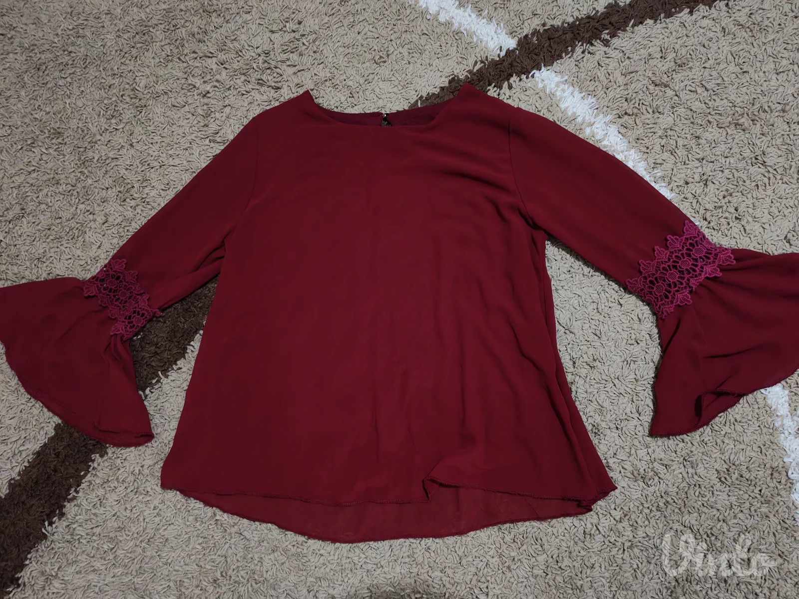 Elegantna bordo bluza sa čipkanim detaljima