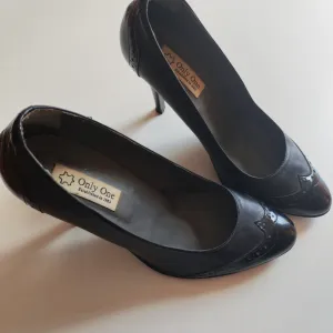 Crne kožne salonke "Only One" – Vintage stil
