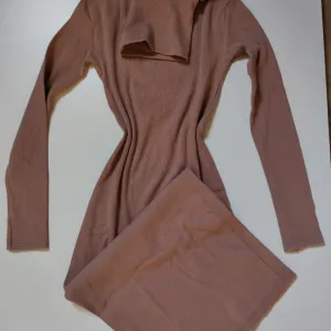 Uska rebrasta haljina sa rolkom