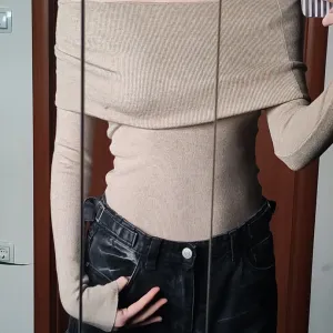Bež "off-shoulder" rebrasti džemper