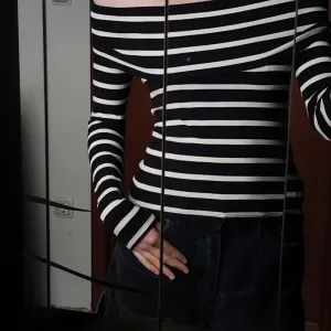 Majica sa otvorenim ramenima AMISU