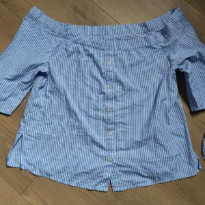 Prugasta off-shoulder košulja C&A