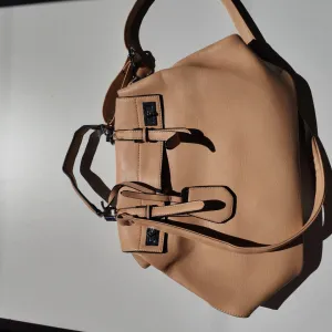 Elegantna bež torba sa kaiševima