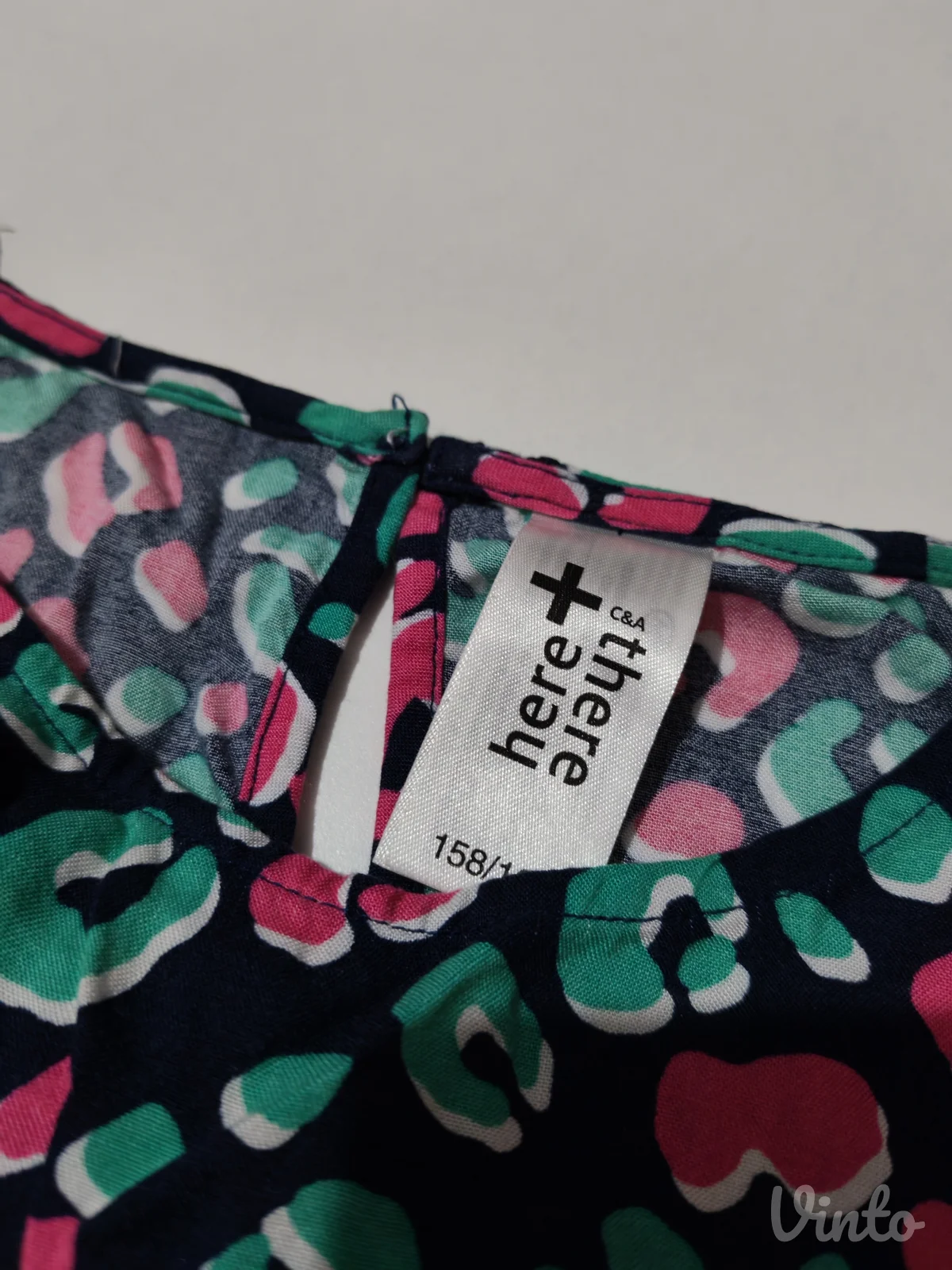 Šarena letnja bluza sa karnerom – C&A