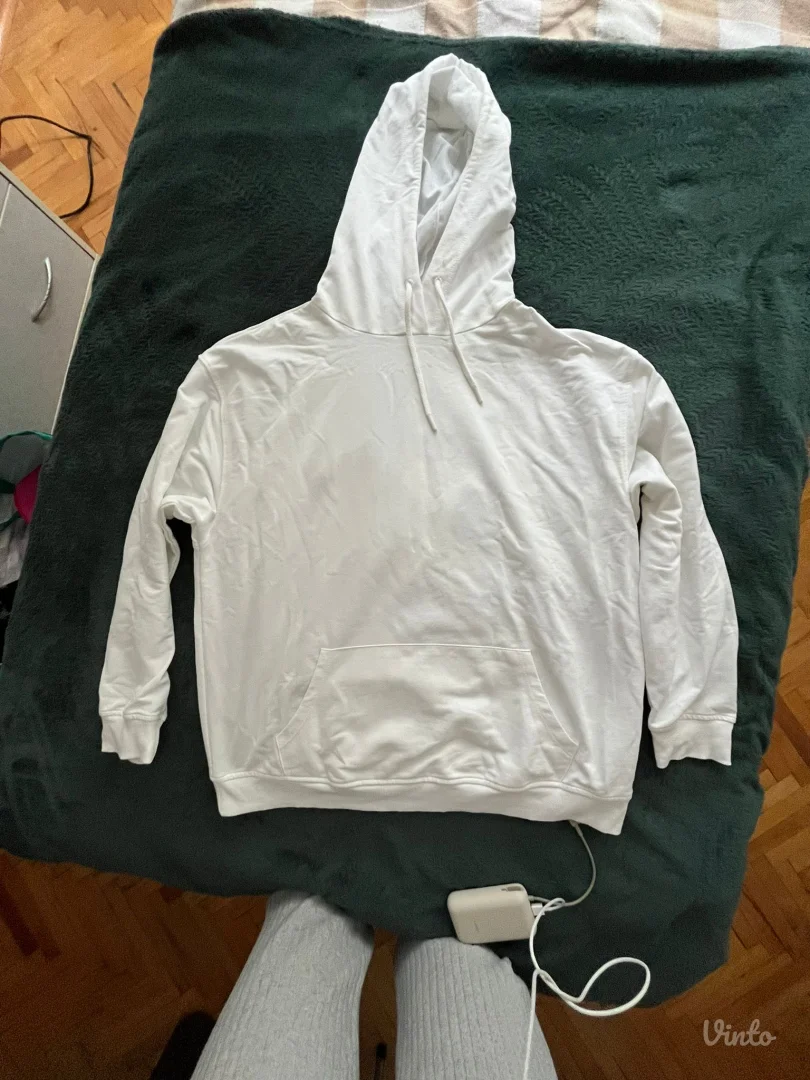 LC Waikiki bela dukserica sa aplikacijom na leđima