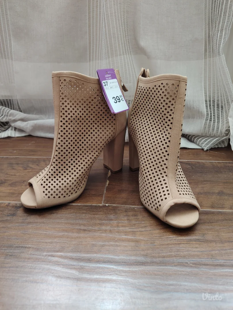 Nove sandale na stiklu