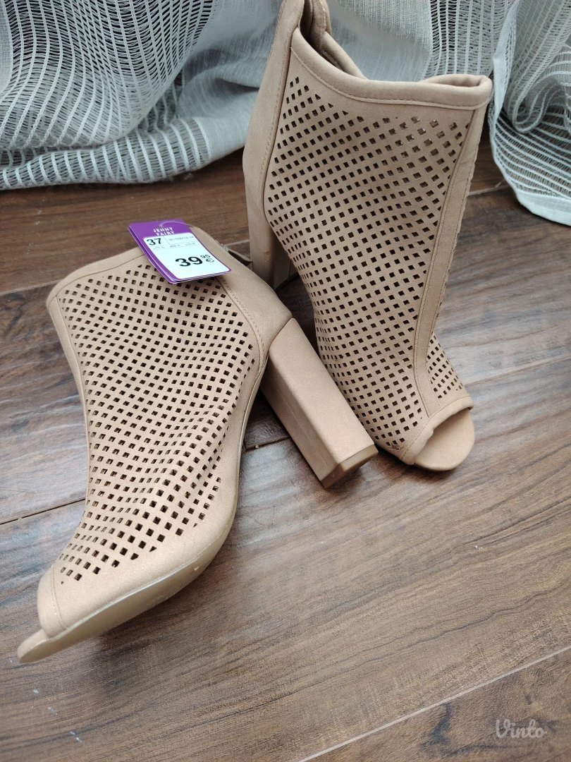 Nove sandale na stiklu