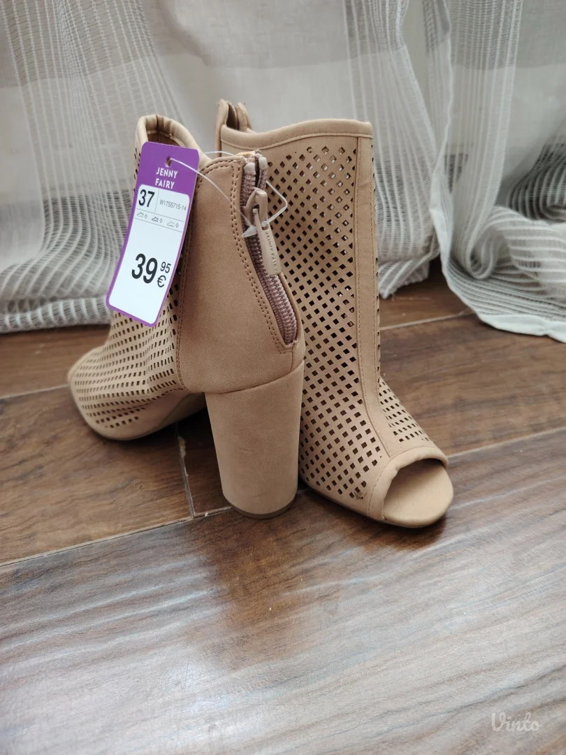 Nove sandale na stiklu