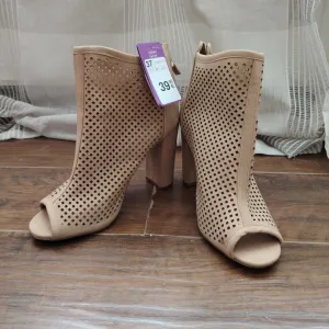 Nove sandale na stiklu