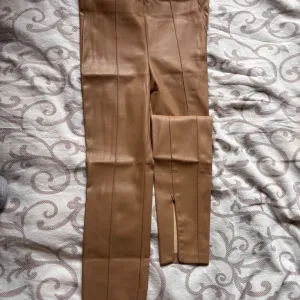 Zara braon pantalone