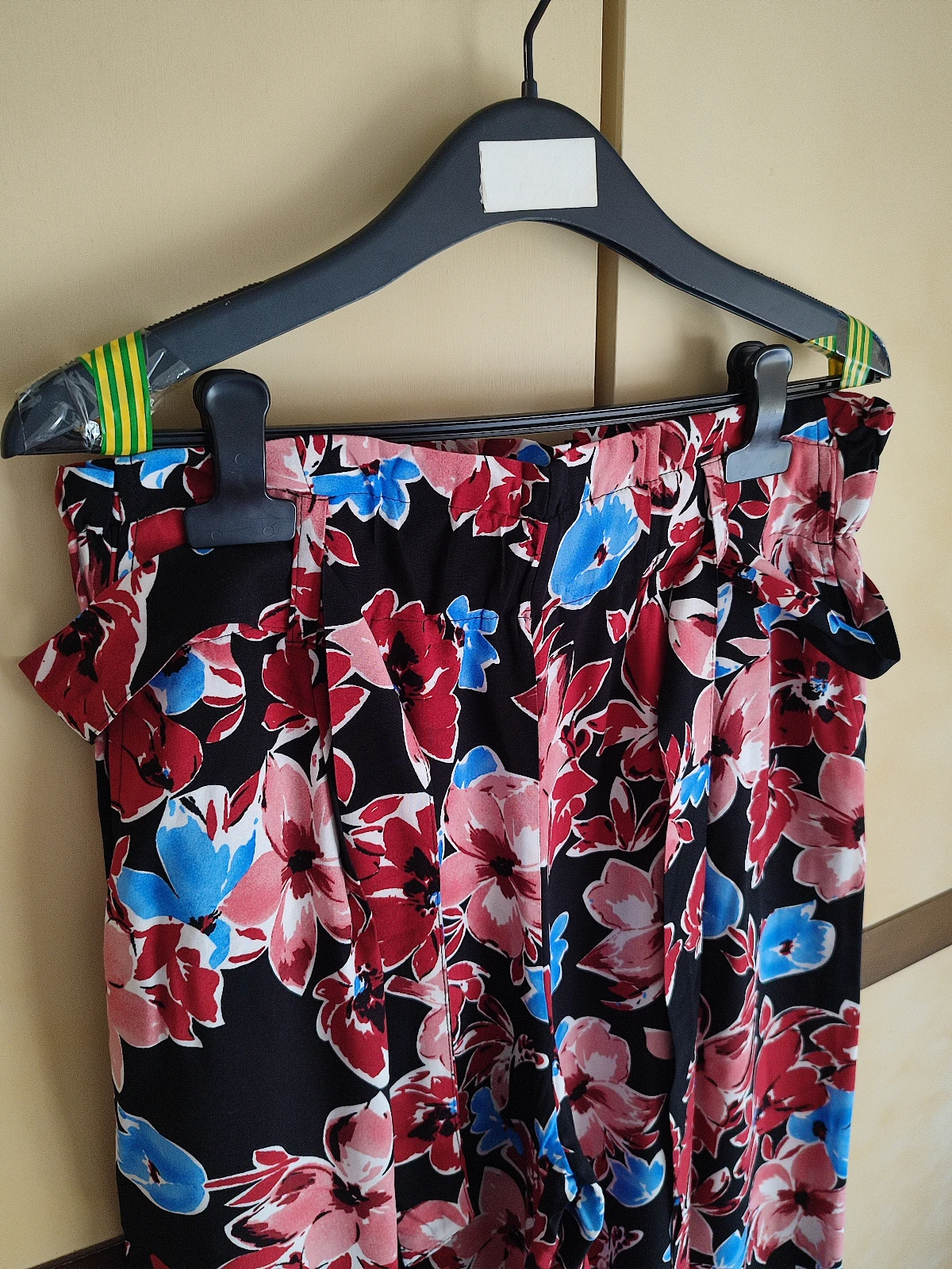 Cvetne siroke pantalone