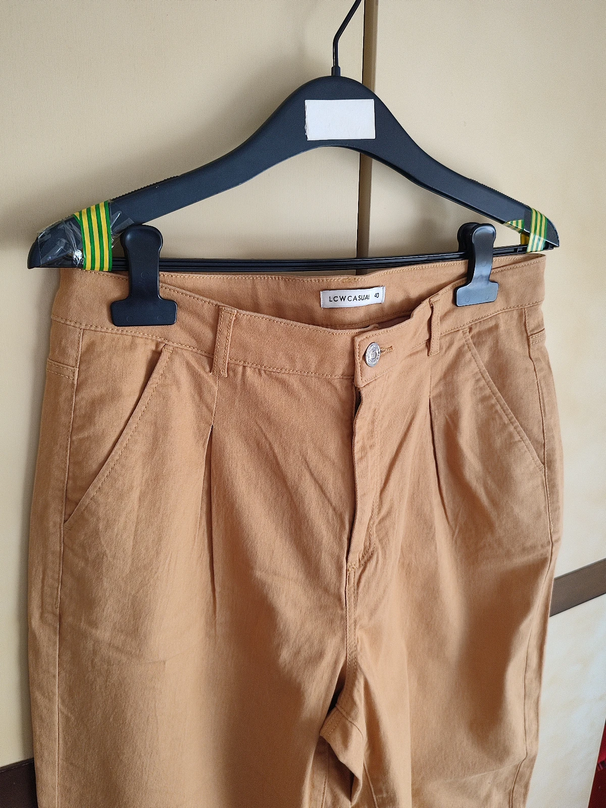 Nove waikiki pantalone