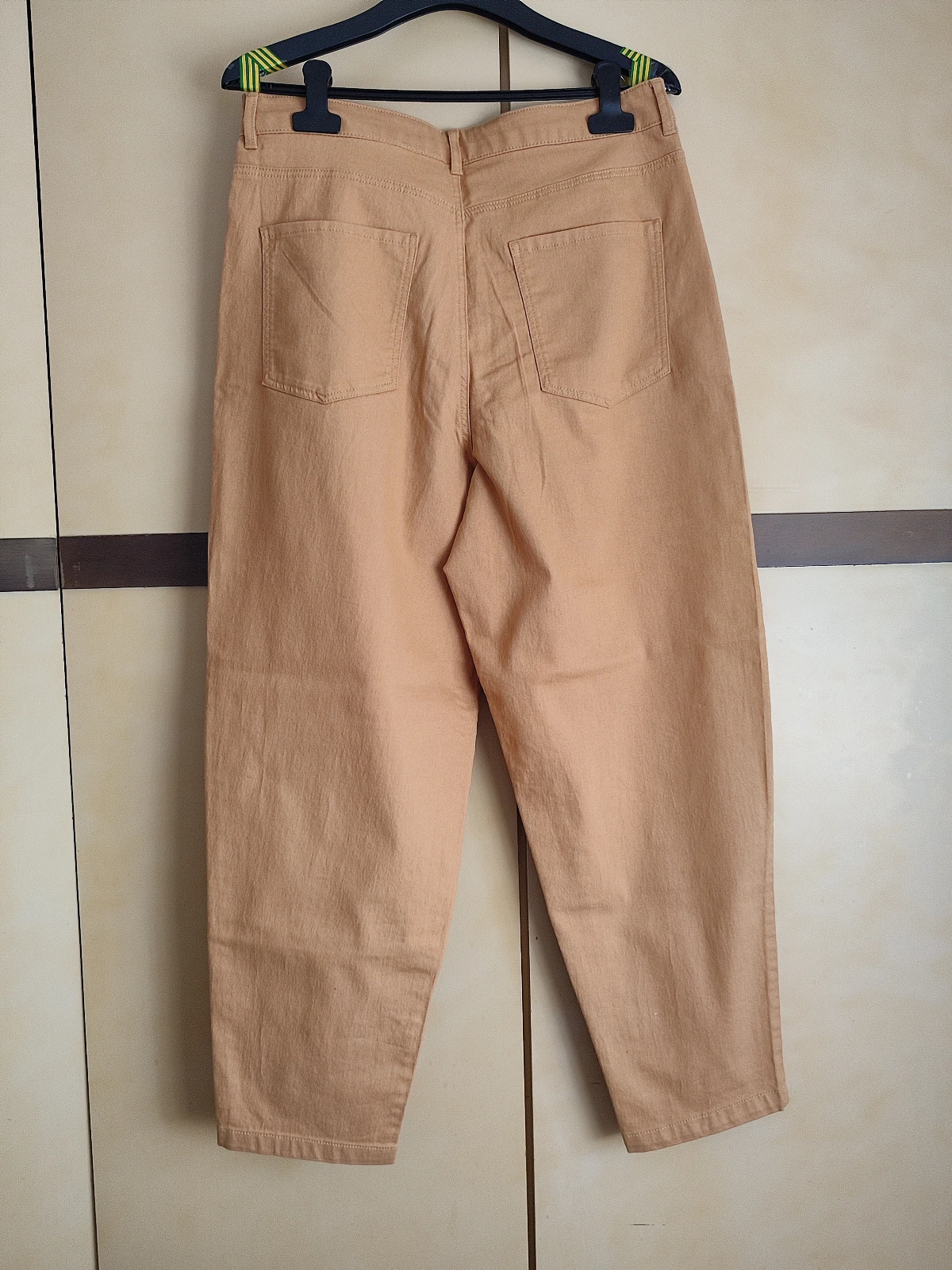 Nove waikiki pantalone