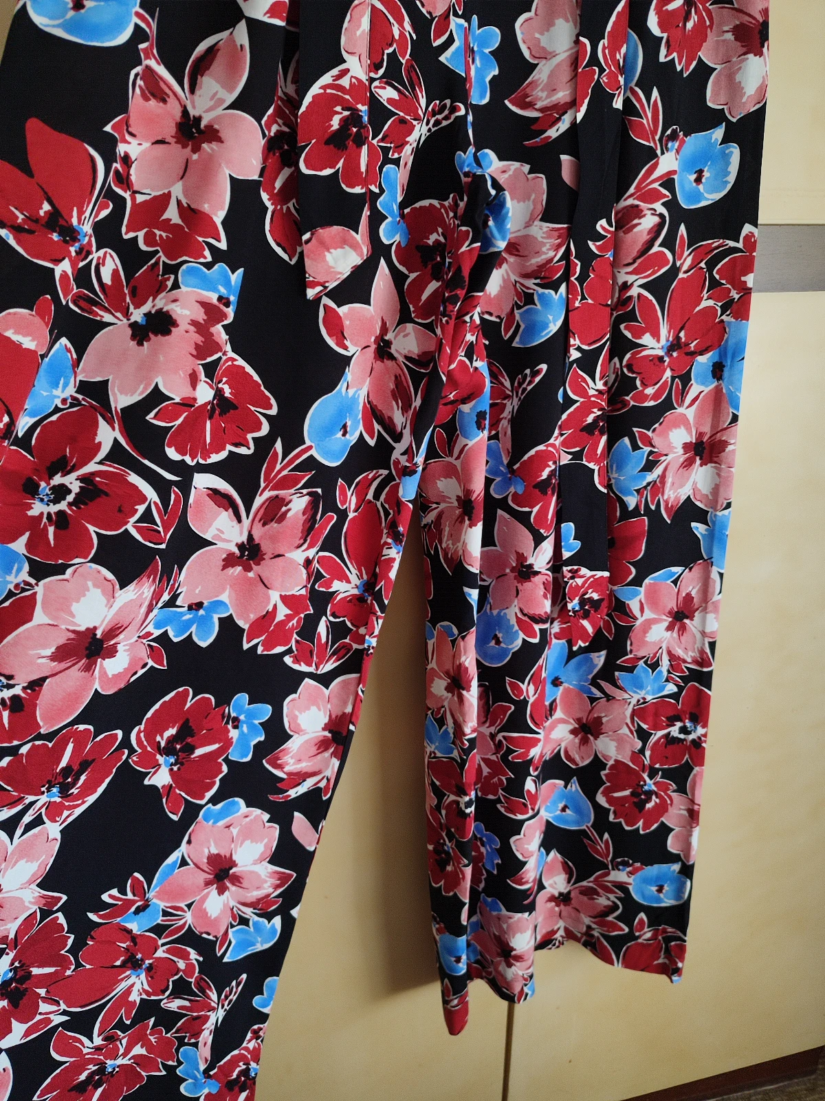 Cvetne siroke pantalone