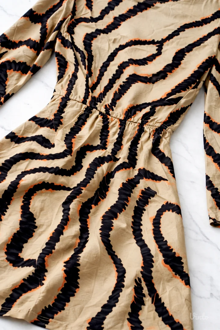 Bež haljina sa crnom sarom