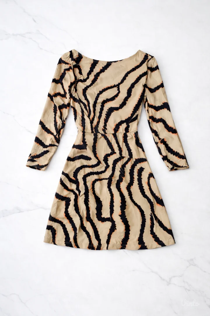 Bež haljina sa crnom sarom