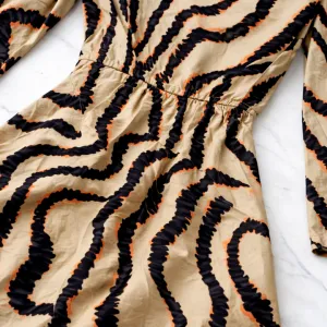 Bež haljina sa crnom sarom