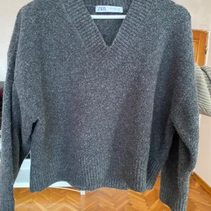 Zara tamnosivi dzemperak