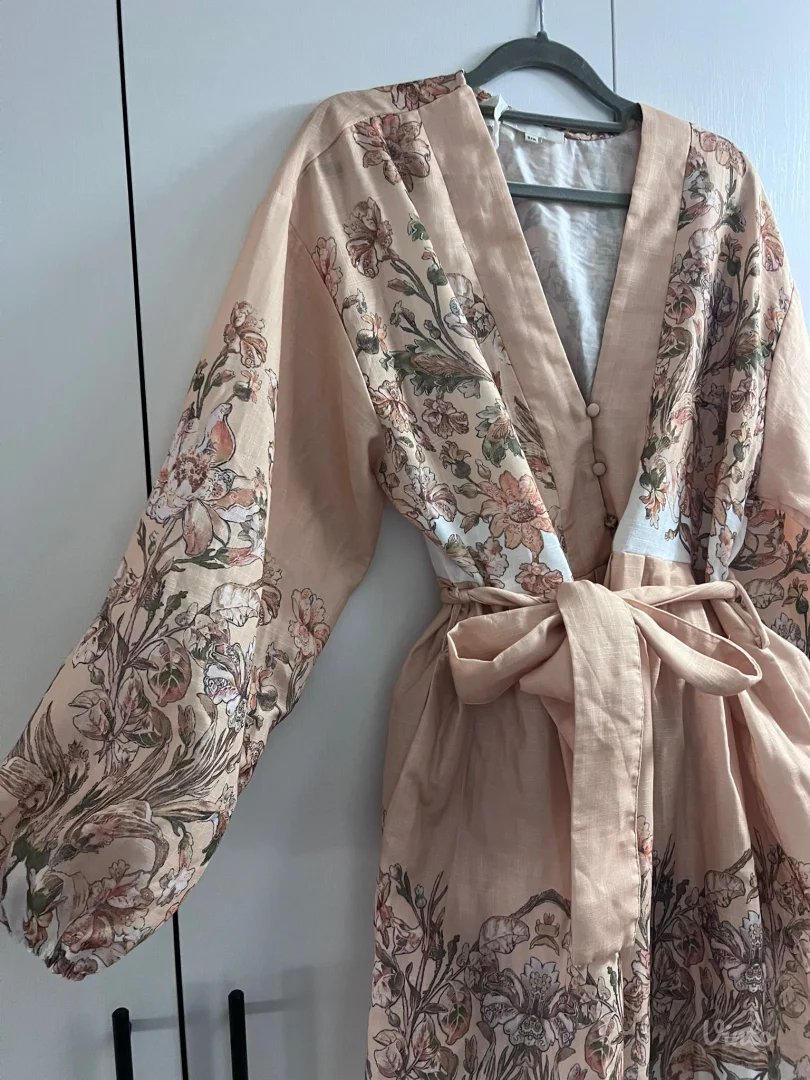 Cvetna lanena haljina sa pojasom