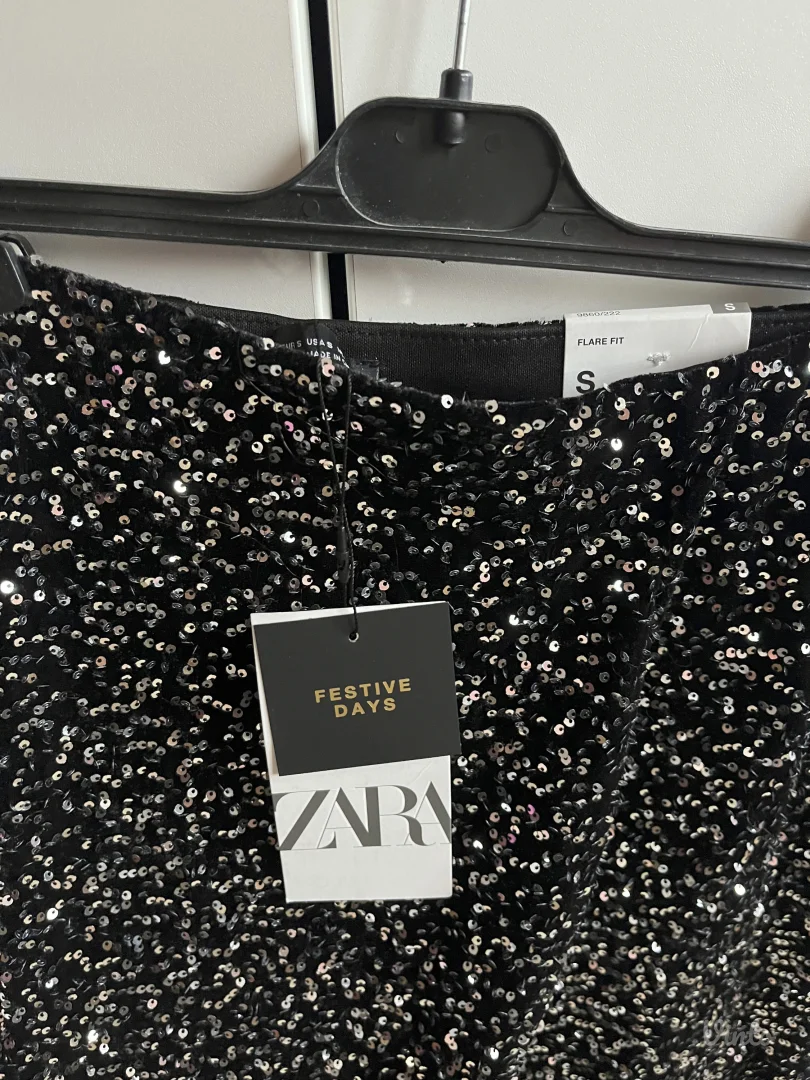 Nove Zara Festive Sljokicaste Pantalone