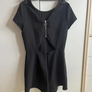 Mango kombinezon sa izrezom na ledjima