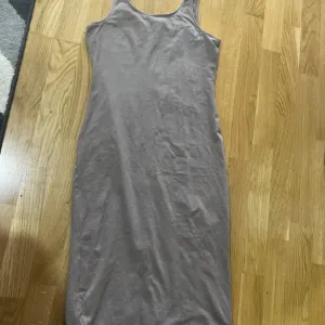 Sinsay uska haljina uz telo