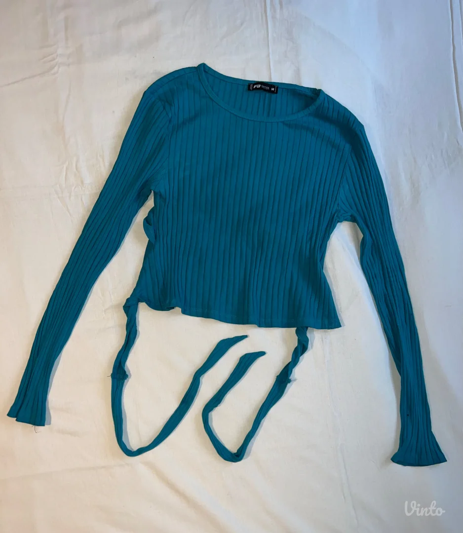 Plava majica na duge rukave sa golim leđima – New Yorker