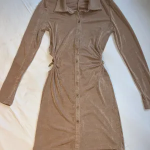 Zlatna haljina – Fashion Story