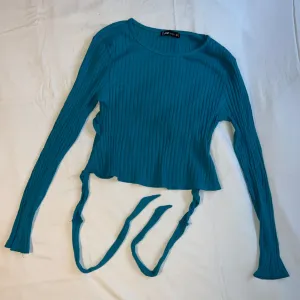 Plava majica na duge rukave sa golim leđima – New Yorker