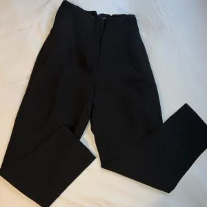 Crne pantalone – New Yorker