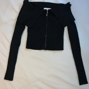 Crna majica sa spuštenim ramenima – Bershka