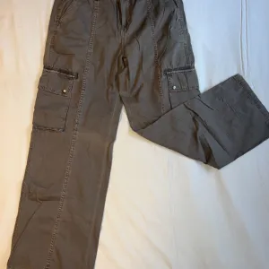 Sive pantalone sa džepovima – Bershka