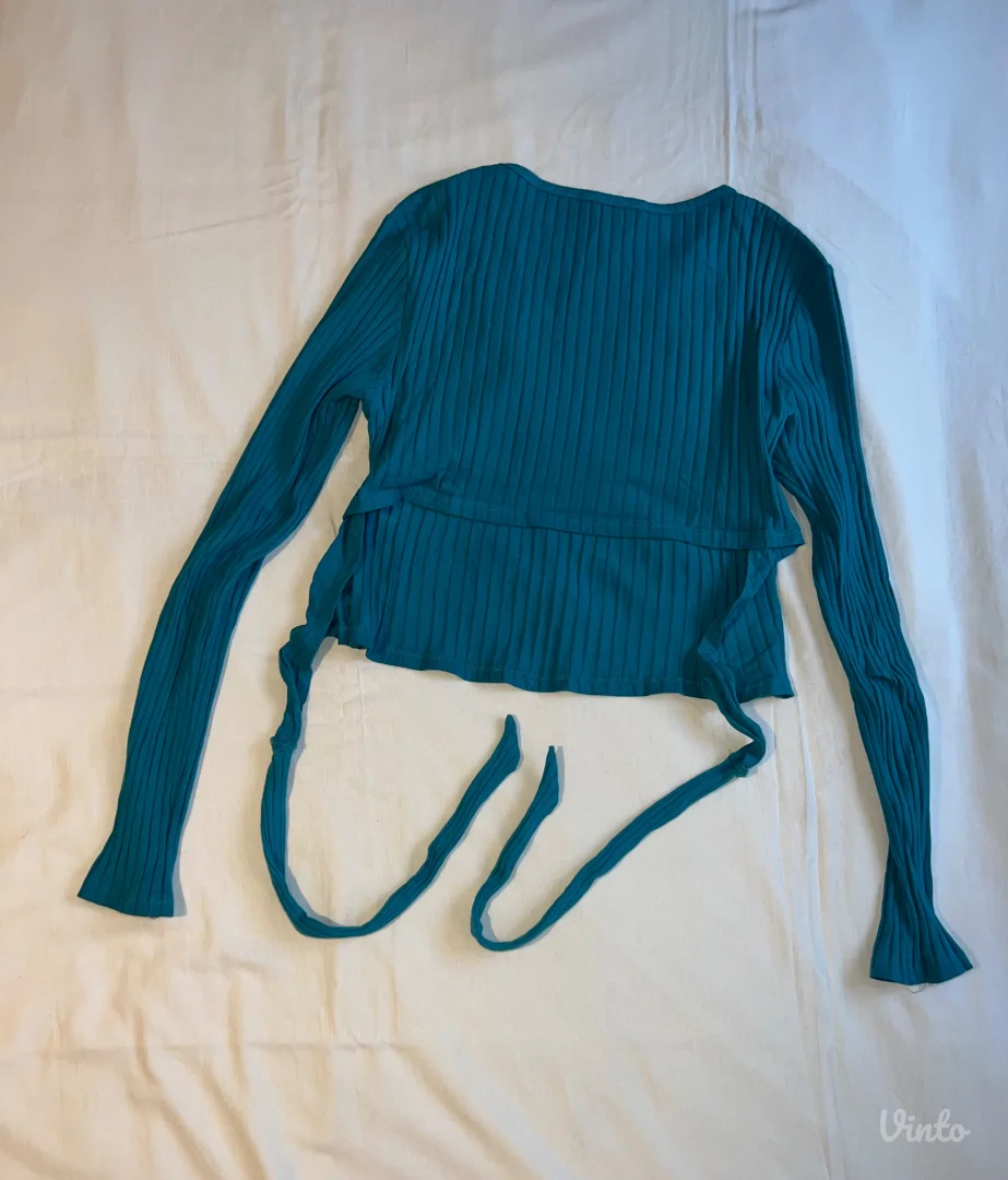 Plava majica na duge rukave sa golim leđima – New Yorker