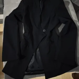 Ženski crni sako