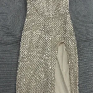 Elegantna šivena haljina