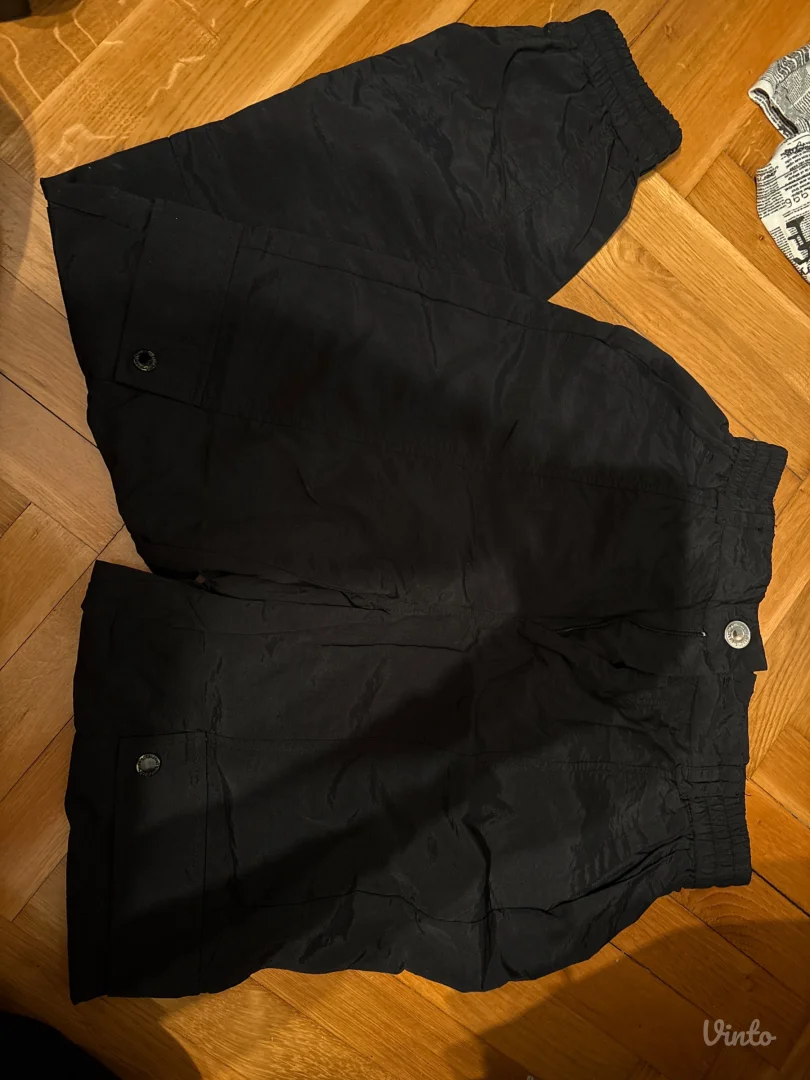 Crne kargo pantalone