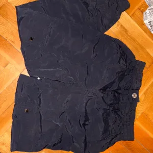 Crne kargo pantalone